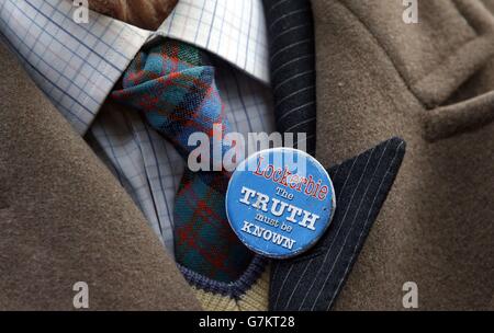 Lockerbie appeal. Dr Jim Swire wears a badge as he leaves the High Court of Justiciary in Edinburgh. Stock Photo