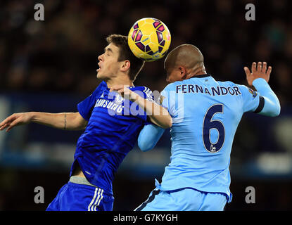 Chelsea's Emboaba Oscar (left) in action with Manchester City's Francisco Fernando during the Barclays Premier League match at Stamford Bridge, London. PRESS ASSOCIATION Photo. Picture date: Saturday January 31, 2015. See PA story SOCCER Chelsea. Photo credit should read: Mike Egerton/PA Wire. Stock Photo