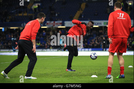 Soccer - Capital One Cup - Semi Final - Second Leg - Chelsea v Liverpool - Stamford Bridge. Liverpool's Mario Balotelli (centre) warms up during the Capital One Cup Semi Final, Second Leg match at Stamford Bridge, London. Stock Photo