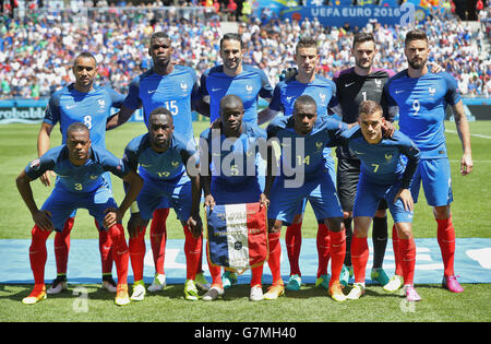 (back row, L-R) France's Dimitri Payet, Paul Pogba, Adil Rami, Laurent Koscielny, Hugo Lloris and Oliver Giroud. (front row, L-R) Patrice Evra, Bacary Sagna, N'Golo Kante, Blaise Matuidi and Antoine Griezmann before the round of 16 match at the Stade de Lyon, Lyon. PRESS ASSOCIATION Photo. Picture date: Sunday June 26, 2016. See PA story SOCCER France. Photo credit should read: Nick Potts/PA Wire. Stock Photo