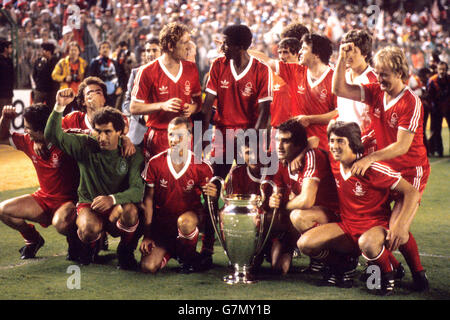 Nottingham Forest celebrate with the European Cup. (back row l-r) Martin O'Neill, Ian Bowyer, Viv Anderson, John O'Hare, John Robertson, Gary Mills and Kenny Burns. (front row l-r) David Needham , Peter Shilton, John McGovern, Garry Birtles, Larry Lloyd and Bryn Gunn. Stock Photo