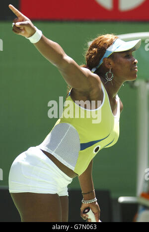 USA's Serena Williams takes a bow as she celebrates her victory against Amelie Mauresmo Stock Photo