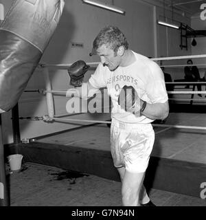 Great Britain's Joe Bugner in training at the BBBC gymnasium ahead of his fight against American Tony Ventura. Stock Photo