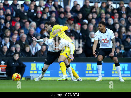 Soccer - Sky Bet Championship - Derby County v Sheffield Wednesday - iPro Stadium. Sheffield Wednesday's Atdhe Nuhiu (centre) and Derby County's Richard Keogh battle for the ball Stock Photo