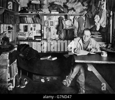 Captain Robert Falcon Scott writing in his diary in his hut at Cape Evans, Ross Island during the Terra Nova Expedition (British Antarctic Expedition) of 1910-1913. Photo taken in October 1911 by Herbert George Ponting. Stock Photo