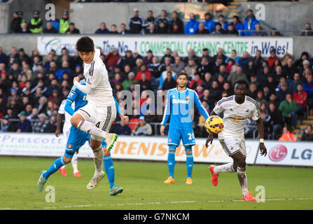 Swansea City's Ki Sung-Yueng scores but the 'goal' in ruled offside during the Barclays Premier League match at The Liberty Stadium, Swansea. Stock Photo