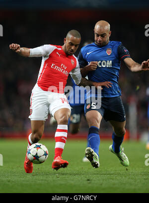 Arsenal's Theo Walcott and AS Monaco's Aymen Abdennour (right) battle for the ball during the UEFA Champions League Round of 16 match at the Emirates Stadium, London. Stock Photo