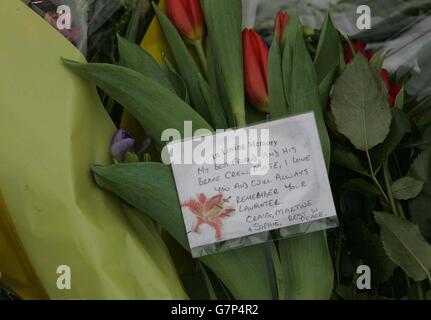 A message accompanies flowers at the main gate of RAF Lyneham, following the death of 10 service personnel who were killed when an RAF Hercules crashed into the Iraqi desert. Stock Photo