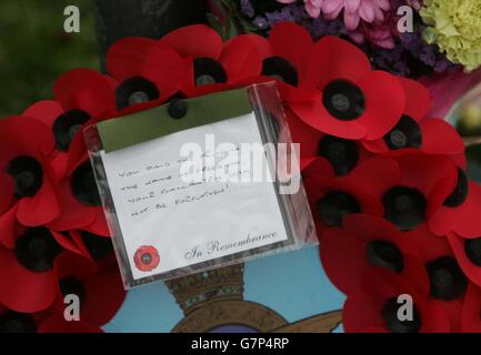 A message accompanies flowers at the main gate of RAF Lyneham, following the death of 10 service personnel who were killed when an RAF Hercules crashed into the Iraqi desert. Stock Photo