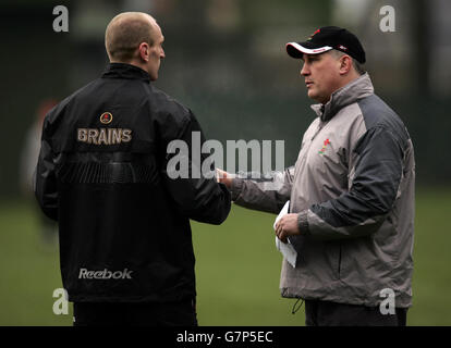 Rugby Union - RBS 6 Nations Championship 2005 - Wales Training - Sophia Gardens. Wales coach Mike Ruddock (R) talks to his captain Gareth Thomas during a training session. Stock Photo