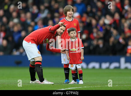 Soccer - Barclays Premier League - Manchester United v Tottenham Hotspur - Old Trafford. Manchester United's Wayne Rooney with his son Kai (front) before the game against Tottenham Hotspur. Stock Photo