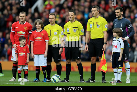 Soccer - Barclays Premier League - Manchester United v Tottenham Hotspur - Old Trafford. Manchester United's Wayne Rooney with his son Kai (left) line up before the game against Tottenham Hotspur. Stock Photo