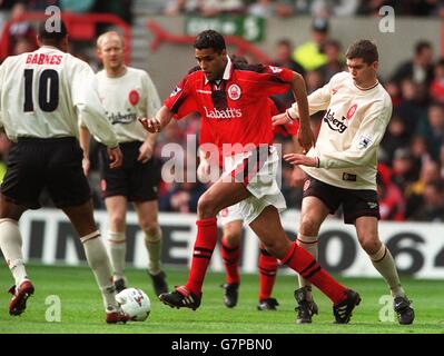 Pierre Van Hooijdonk, Nottingham Forest battles his way through the Liverpool midfield Stock Photo