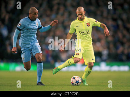 Soccer - UEFA Champions League - Round of 16 - First Leg - Manchester City v Barcelona - Etihad Stadium. Manchester City's Francisco Fernando and Barcelona's Javier Mascherano battles for the ball Stock Photo