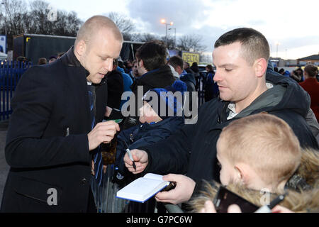 Everton's Steven Naismith signs autographs for fans in the players parade Stock Photo