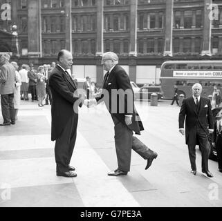 Sir Charles Trinder, the Lord Mayor of London, is greeted by Earl Cadogan on arrival at St Paul's Cathedral for the memorial service of the 11th Earl of Scarborough, formerly Lord Chamberlain. Stock Photo