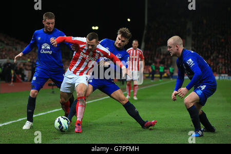 Soccer - Barclays Premier League - Stoke City v Everton - Britannia Stadium. Stoke City's Phillip Bardsley holds off challenge from Everton's James McCarthy (left) Luke Garbutt and Steven Naismith (right) Stock Photo