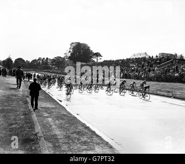 Cycling - The Mackeson Cycle Meeting - Crystal Palace, London. General view of the cyclist at the start of the Mackeson Premier Cycle Race, 36 laps at approx 50 miles, held at Crystal Palace. Stock Photo