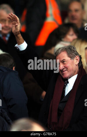 Soccer - FA Cup - Fourth Round - Southampton v Portsmouth - St.Mary's Stadium. Portsmouth's Chairman Milan Mandaric waves to fans Stock Photo