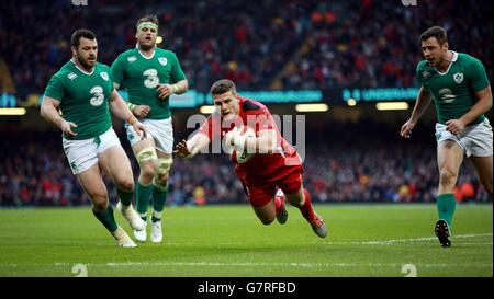 Wales' Scott Williams scores their first try during the RBS 6 Nations match at the Millennium Stadium, Cardiff. Stock Photo