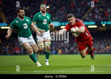 Wales' Scott Williams scores their first try during the RBS 6 Nations match at the Millennium Stadium, Cardiff. Stock Photo