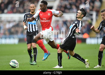 Arsenal's Danny Welbeck left) and Newcastle United's Remy Cabella (right) battle for the ball during the Barclays Premier League match at St James' Park, Newcastle. PRESS ASSOCIATION Photo. Picture date: Saturday March 21, 2015. See PA story SOCCER Newcastle. Photo credit should read: Owen Humphreys/PA Wire. Stock Photo