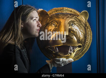 Exhibition Curator Lauren Porter with a golden Tiger's head which was part of the throne of Tipu Sultan (1750-99), ruler of Mysore, India, which forms part of the Gold exhibition at the The Queen's Gallery at the Palace of Holyroodhouse in Edinburgh. Stock Photo