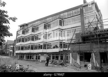 Exterior shot of St Christopher's Hospice - Lawrie Park, Sydenham, London, which is a new modern hospice founded in 1967 by Dame Cicely Saunders. Stock Photo