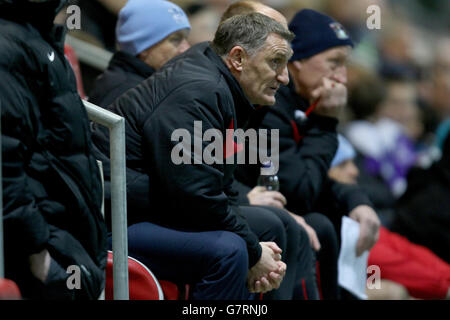 Soccer - Sky Bet League One - Fleetwood Town v Coventry City - Highbury Stadium. Coventry City's manager, Tony Mowbray looks on from the bench Stock Photo