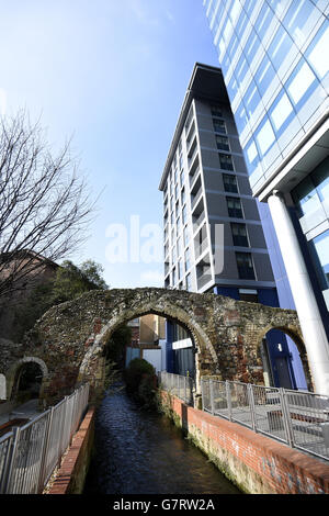 General view of the ruins of the Mill of Reading Abbey spanning the Holy Brook in Reading town centre Stock Photo