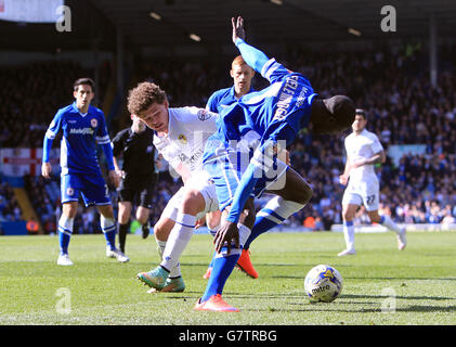 Soccer - Sky Bet Championship - Leeds United v Cardiff City - Elland Road. Leeds United's Kalvin Phillips (left) and Cardiff City's Bruno Ecuele-Manga battle for the ball Stock Photo