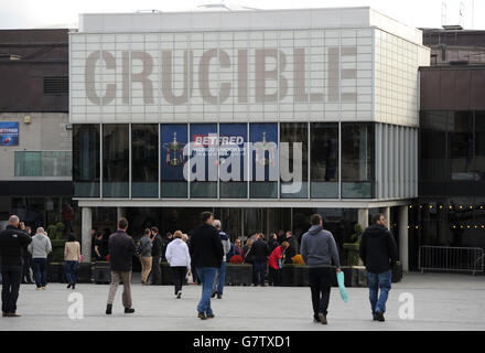 Snooker - Betfred World Championship - Day One - Crucible Theatre. Snooker fans arrive at the Crucible before the opening day of the Betfred World Championships at the Crucible Theatre, Sheffield. Stock Photo
