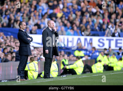 Burnley manager Sean Dyche (right) and Everton manager Roberto Martinez during the Barclays Premier League match at Goodison Park, Liverpool. Stock Photo