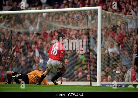 Soccer - FA Carling Premiership - Manchester United v Wimbledon - Old Trafford. Manchester United's Roy Keane (r) turns away to celebrate after scoring one of his two goals past Wimbledon goalkeeper Paul Heald (l) Stock Photo