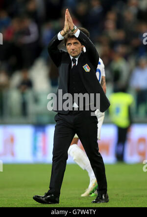 Soccer - International Friendly - Italy v England - Juventus Stadium. Italy manager Antonio Conte waves to the fans after the international friendly at the Juventus Stadium, Turin, Italy. Stock Photo