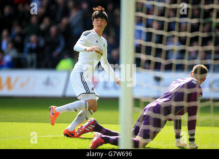 Swansea City's Ki Sung-Yueng after scoring his side's first goal during the Barclays Premier League match at the Liberty Stadium, Swansea. Stock Photo