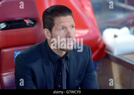 Soccer - UEFA Champions League - Quarter Final - First Leg - Atletico Madrid v Real Madrid - Vicente Calderon. Atletico Madrid manager Diego Simeone Stock Photo