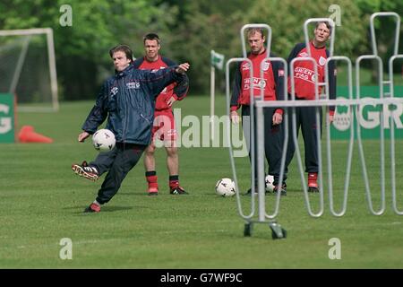 David Beckham (left) is watched by Graeme Le Saux, Alan Shearer and Teddy Sheringham whilst taking free kicks at Bisham Abbey Stock Photo