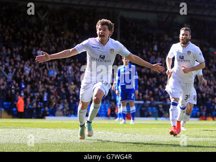 Soccer - Sky Bet Championship - Leeds United v Cardiff City - Elland Road. Leeds United's Kalvin Phillips celebrates scoring his side's first goal of the game Stock Photo