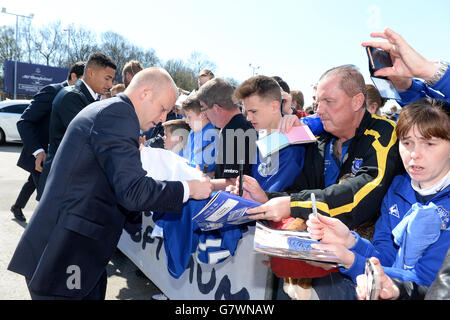Soccer - Barclays Premier League - Everton v Burnley - Goodison Park. Everton's Steven Naismith signs autographs for fans at the player parade Stock Photo