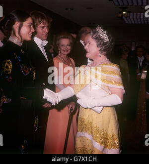 Queen Elizabeth the Queen Mother meets (l-r) Ali MacGraw, Ryan O'Neal and Olivia de Havilland at the Royal Film performance of Love Story at the Odeon, Leicester Square. Stock Photo