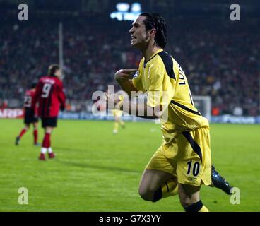 Liverpool's Luis Garcia (l) celebrates scoring the fourth goal Stock Photo  - Alamy