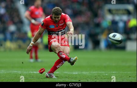 Rugby Union - European Champions Cup Final - Clermont Auvergne v Toulon - Twickenham Stadium. Toulon's Leigh Halfpenny kicks a penalty during the European Champions Cup Final at Twickenham Stadium, London. Stock Photo