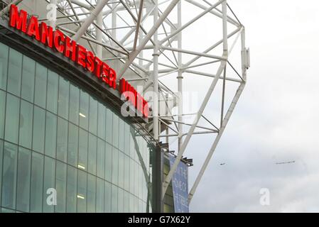 Soccer - FA Barclays Premiership - Manchester United v Portsmouth - Old Trafford. A plane fly's over Old Trafford carrying an anti - Malcolm Glazer message. Stock Photo