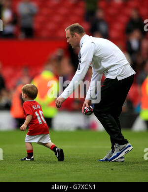 Manchester United's Wayne Rooney and his son Klay after the Barclays Premier League match at Old Trafford, Manchester. PRESS ASSOCIATION Photo. Picture date: Sunday May 17, 2015. See PA story SOCCER Man Utd. Photo credit should read: Nick Potts/PA Wire. Stock Photo