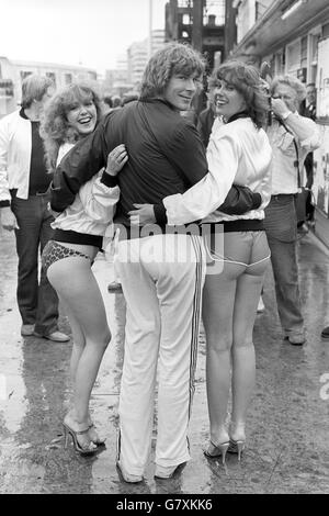 Former motor racing world champion James Hunt with models Gloria Brittain (left) and Linzi Drew. They were helping to launch the Photographer Club, a new group for amateurs, and the first outing was a boat trip up and down the Thames. Stock Photo