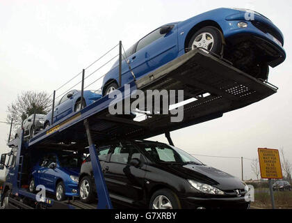 Peugeot Redundancies - Ryton. Peugeot 206 cars for delivery Stock Photo ...