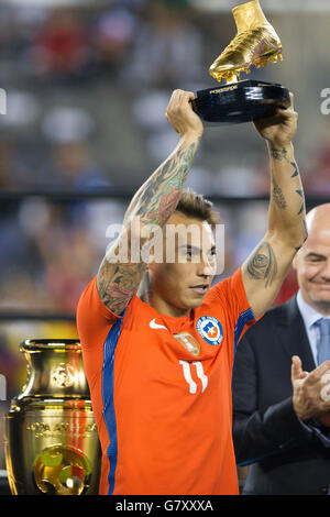 New Jersey, USA. 26th June, 2016. Chile's Eduardo Vargas receives the Golden Boot award during the awarding ceremony for 2016 Copa America Centenario soccer tournament at the Metlife Stadium in New Jersey, the United States on June 26, 2016. Chile defeated Argentina with 4-2 in penalty shootout. Credit:  Li Muzi/Xinhua/Alamy Live News Stock Photo