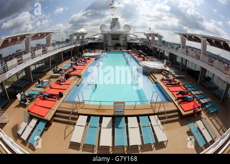 Hamburg, Germany. 27th June, 2016. The sun shines on the deck swimming pool of the 'Mein Schiff 5' cruise ship, pictured at Hamburg, Germany, 27 June 2016. The Tui Cruises ship will be christened on 15.07.2016 in Luebeck-Travemuende, Germany. PHOTO: BODO MARKS/DPA/Alamy Live News Stock Photo