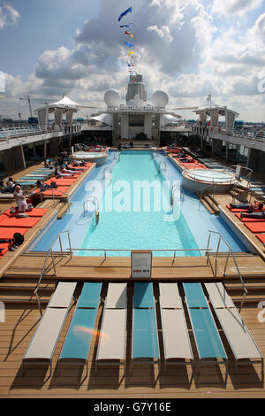 Hamburg, Germany. 27th June, 2016. The sun shines on the deck swimming pool of the 'Mein Schiff 5' cruise ship, pictured at Hamburg, Germany, 27 June 2016. The Tui Cruises ship will be christened on 15.07.2016 in Luebeck-Travemuende, Germany. PHOTO: BODO MARKS/DPA/Alamy Live News Stock Photo